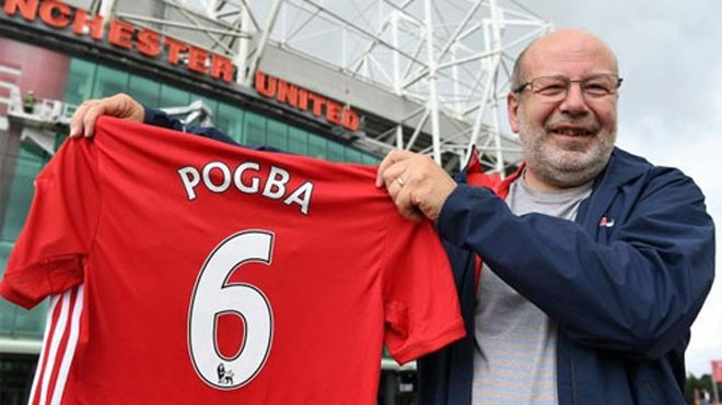 Thực tế, số tiền mà Man Utd thu được từ bán áo đấu của Pogba chẳng thấm vào đâu so với phí chuyển nhượng. Ảnh: AFP.