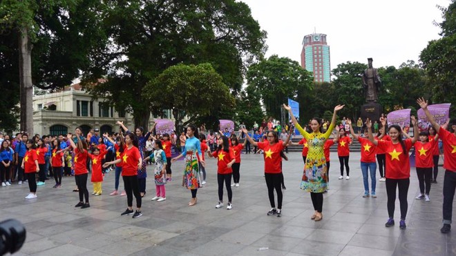 Các hoa hậu, Á hậu và Người đẹp tham gia nhảy cùng sinh viên trong Chương trình “Nhảy! Vì một Việt Nam khỏe mạnh hơn”.