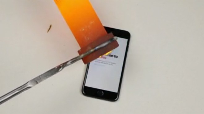 'Tra tấn' iPhone 7 bằng vàng nóng chảy