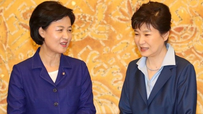 Chủ tịch đảng Dân chủ đối lập Choo Mi Ae (trái) và Tổng thống Park Geun Hye. Ảnh: Korea Herald.