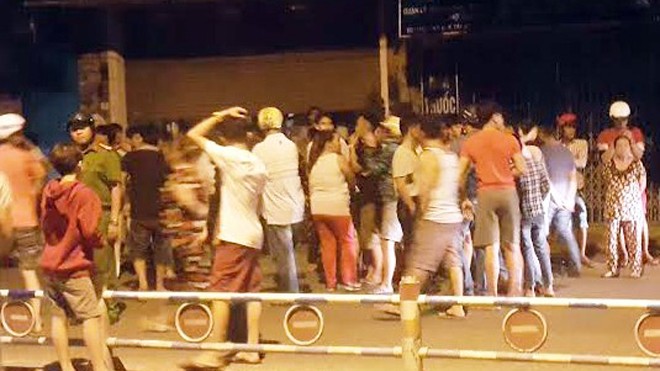 Người dân bao vây cảnh sát 113 ở Biên Hòa trong đêm 16/11. Ảnh: T.D.