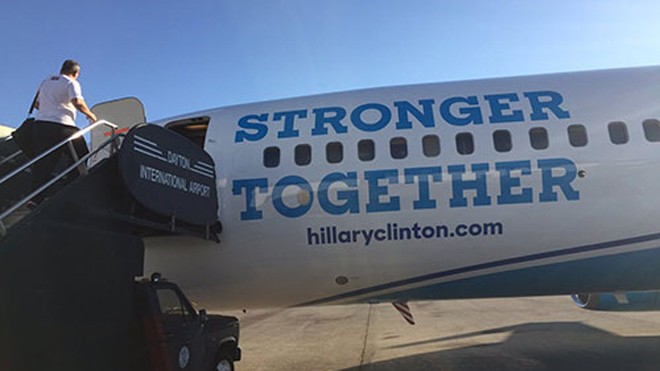 Đội bóng rổ Dayton Flyer lên máy bay tranh cử của bà Clinton tại sân bay quốc tế Dayton, bang Ohio chiều 14/11. Ảnh: Twitter 