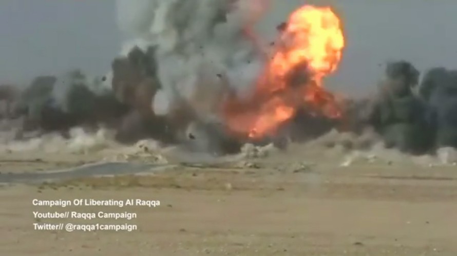 Xe bom IS nổ tung trước khi đâm mục tiêu