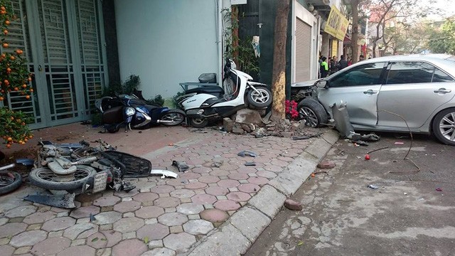 Hiện trường vụ tai nạn đặc biệt nghiêm trọng xảy ra trên phố Ái Mộ hồi tháng 2/2016, khiến 3 người thiệt mạng. Ảnh: Tiến Nguyên/Dân Trí
