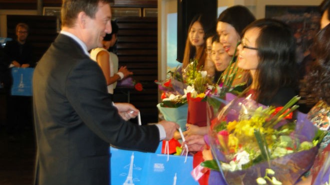 Đại sứ Cộng hòa Pháp tại Việt Nam, ông Bertrand Lortholary tặng hoa và quà cho các giáo viên dạy tiếng Pháp nhân dịp 20/11. Ảnh : V.H