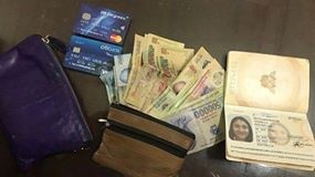 Tổ công tác trao trả chiếc ví cho nữ du khách nước ngoài. Ảnh: Sơn Dương