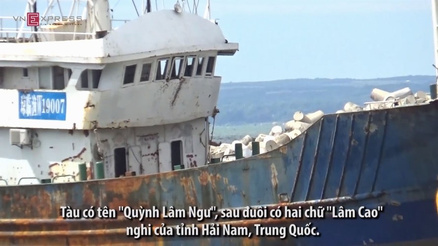 Bên trong tàu lạ trôi dạt trên biển Bình Thuận
