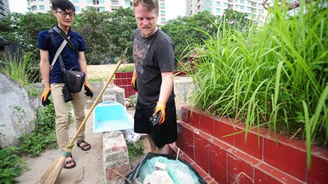 James trong một buổi thu dọn rác thải cùng nhiều bạn trẻ tình nguyện ở Hà Nội.