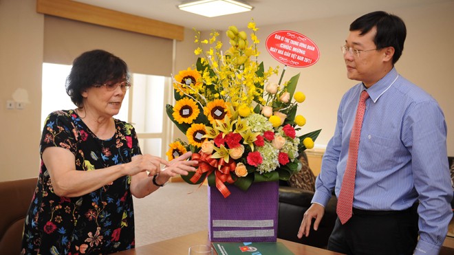 Bí thư thứ nhất Trung ương Đoàn Lê Quốc Phong tặng hoa chúc mừng giáo sư Hoàng Xuân Sính nhân ngày 20-11.