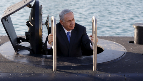 Thủ tướng Israel Benjamin Netanyahu bước lên từ tàu ngầm. Ảnh: Reuters