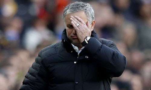 Biểu cảm thất vọng của Mourinho khi Man Utd bị từ chối một quả phạt đền ở trận gặp Arsenal. Ảnh: Reuters.
