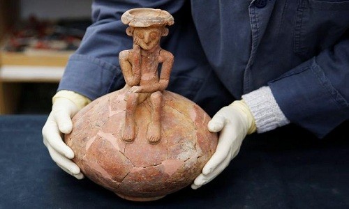Bức tượng một người đang trầm tư suy nghĩ được tìm thấy ở Israel. Ảnh: Reuters.