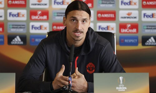 Ibrahimovic trong buổi họp báo trước trận gặp Feyenoord. Ảnh: Reuters.