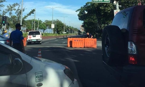 Tuyến đường qua đại sứ quán Mỹ ở Manila bị phong tỏa vì vật thể khả nghi. Ảnh: Manila Bulletin.