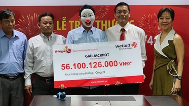 Ông D. đến từ tỉnh Bà Rịa - Vũng Tàu đang nhận giải thưởng jackpot lần thứ 4 trị giá hơn 56 tỉ đồng.