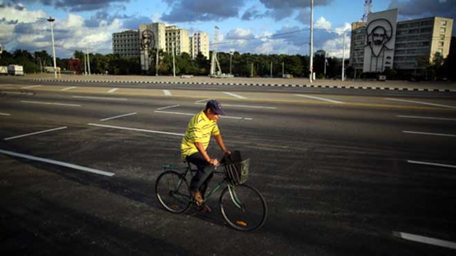 Một người đàn ông đạp xe qua Quảng trường Cách mạng ở Havana sau khi thông tin cựu chủ tịch Fidel Castro qua đời được công bố hôm 27/11. Ảnh: Aljazeera