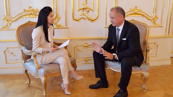 Lan Anh phỏng vấn Tổng thống Slovakia Andrej Kiska. Ảnh: NVCC