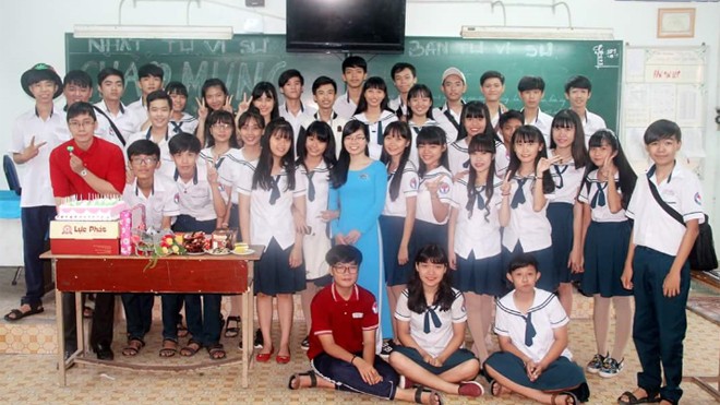 Thầy giáo trẻ Phú Đức (áo đỏ ngoài cùng) luôn tỏ ra thân thiện với các em học sinh