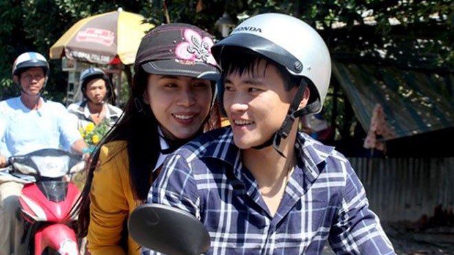 Thủy Tiên và Công Vinh lái xe máy đi từ thiện.