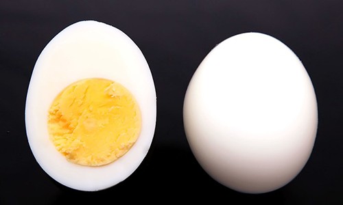 Protein có nhiều trong lòng trắng trứng hơn lòng đỏ. Ảnh: Seriouseats. 