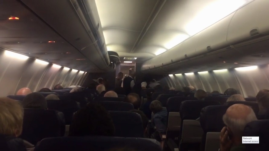 Máy bay Mỹ hạ cánh khẩn vì nữ hành khách sinh con