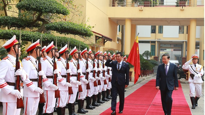 Bộ trưởng Tô Lâm và Bộ trưởng Kyaw Swe duyệt đội danh dự Công an nhân dân Việt Nam trước khi tiến hành hội đàm