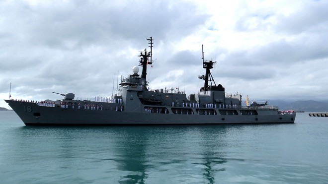 Thủy thủ tàu BRP Ramon Alcaraz chào Cảng quốc tế Cam Ranh