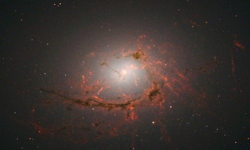 Thiên hà NGC 4696 trong ảnh chụp từ kính viễn vọng vũ trụ Hubble. Ảnh: NASA.