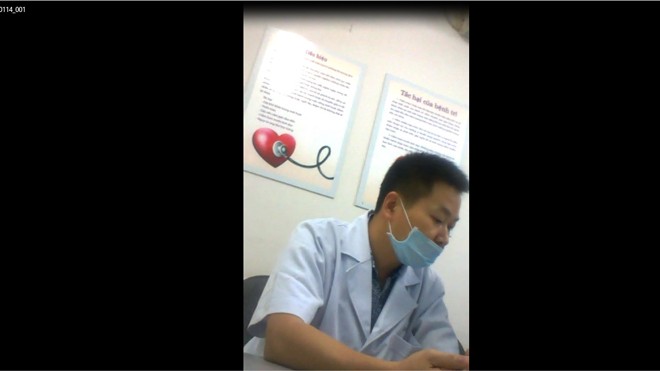 Một “bác sĩ Trung Quốc” đang “khám bệnh” tại Phòng khám đa khoa Elizabeth (quận 10, TPHCM). Ảnh: Quốc Ngọc