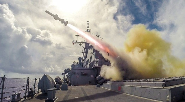 Tàu khu trục USS Fitzgerald của Mỹ phóng tên lửa trong một cuộc tập trận ở Guam (Ảnh: RT)