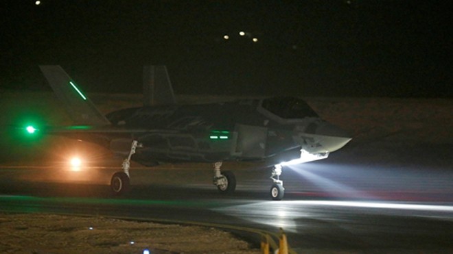 Chiến đấu cơ F-35 hạ cánh xuống căn cứ không quân Nevatim, miền nam Israel, tối 12/12. Ảnh: Reuters.