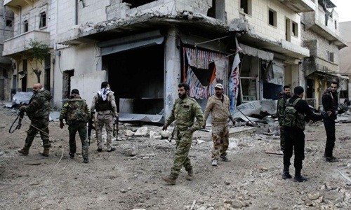 Quân chính phủ Syria tuần tra ở quận Tariq al-Bab, phía tây Aleppo, vào ngày 3/12. Ảnh: AP