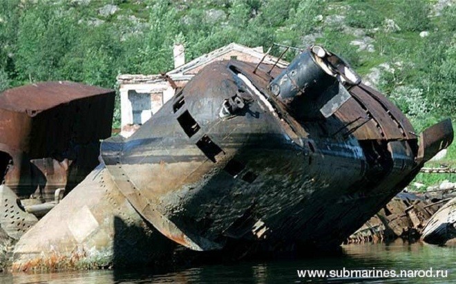 Cảnh hoang tàn trong nghĩa địa tàu ngầm Liên Xô tại Bắc Cực