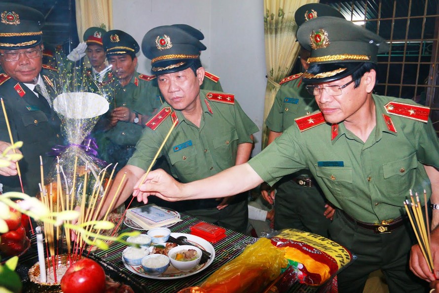 Lãnh đạo Bộ Công an đến phúng viếng cố trung úy Y Quyết Bkrông.
