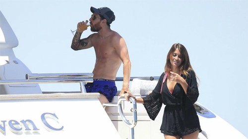 Messi và bạn gái trên du thuyền khi đi nghỉ hè 2016. Ảnh: Marca