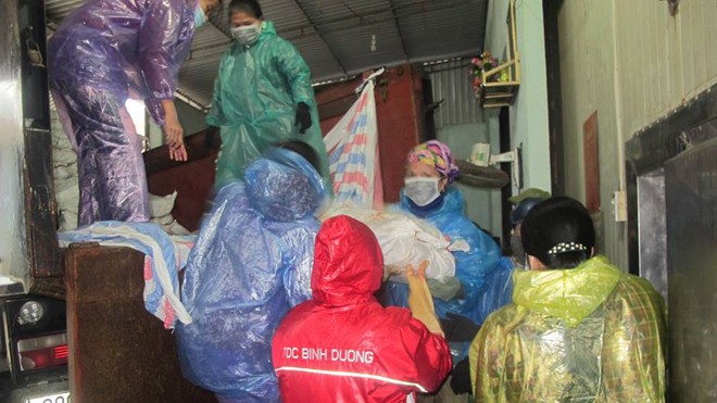 Lực lượng chức năng bốc dỡ số hải sản bị nhiễm cadimi và phenol tại các cơ sở đông lạnh tại xã Thạch Kim, Lộc Hà. 