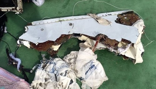 Mảnh vỡ máy bay EgyptAir thu thập được trên Địa Trung Hải. Ảnh: Mirror