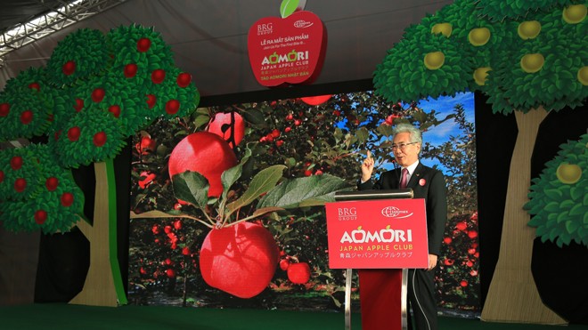 Thị trưởng Thành phố Hirosaki, ông Noriyuki Kasai “tiếp thị” táo tại Hà Nội