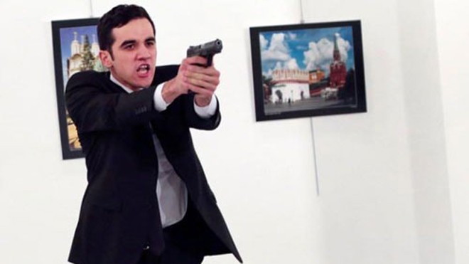 Tay súng ám sát đại sứ Nga là một cảnh sát chống bạo động Thổ Nhĩ Kỳ. Ảnh: Telegraph