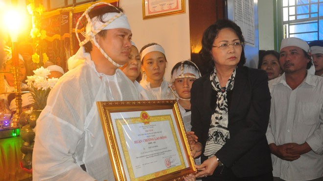 Thân nhân gia đình đại biểu Ngô Văn Minh đón nhận Huân chương Lao động hạng Nhì. 
