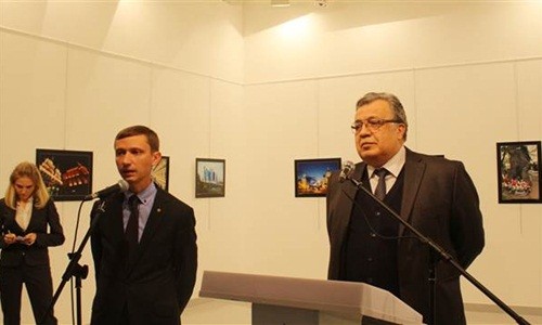 Đại sứ Nga ở Thổ Nhĩ Kỳ Andrey Karlov phát biểu tại buổi triển lãm trước khi bị ám sát. Ảnh: Anadolu Agency