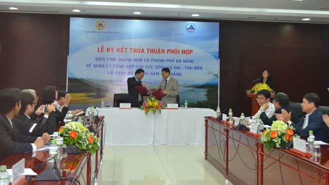 Đại diện lãnh đạo hai tỉnh thành Quảng Nam, Đà Nẵng ký kết Thỏa thuận. 
