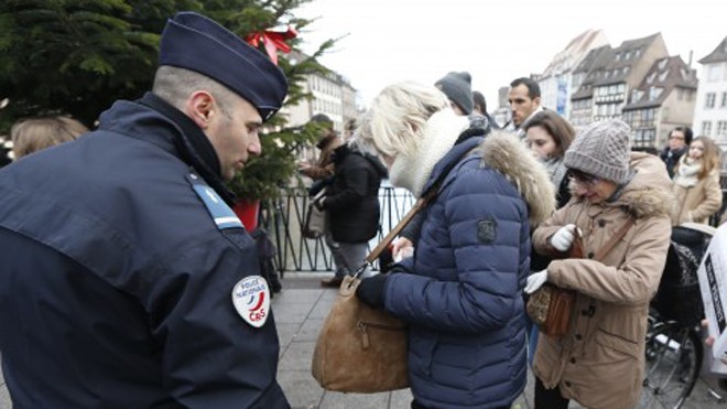 Kiểm tra an ninh trước khi vào chợ Giáng sinh ở thành phố Strasbourg của France hôm 20/12. Ảnh: AP.