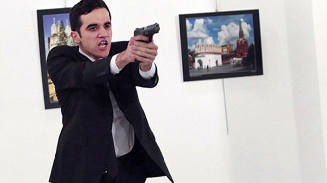 Sát thủ Altintas tại phòng triển lãm tranh ở Ankara vào tối 19/12. Ảnh: AP