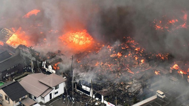 Đám cháy từ một nhà hàng Trung Quốc đã lan rộng ra hơn 140 tòa nhà lân cận. (Ảnh: AP)