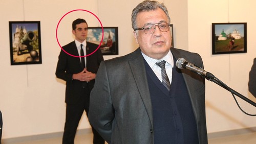 Kẻ ám sát (khoanh đỏ) đứng ngay sau lưng đại sứ Karlov trước khi ra tay. Ảnh: Haberturk