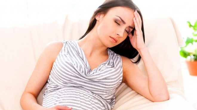 Mẹ căng thẳng khi mang thai có thể gây ra cân nặng thấp của em bé khi mới chào đời. 