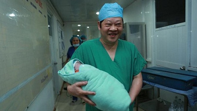 GS-TS Nguyễn Viết Tiến và em bé đầu tiên ra đời bằng phương pháp mang thai hộ