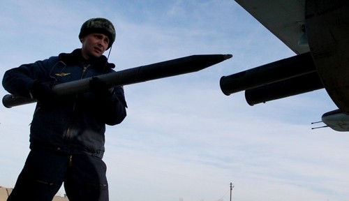 Chuyên viên chuẩn bị cho máy bay Su-25 trước một chuyến bay huấn luyện chiến thuật. Ảnh: Sputnik