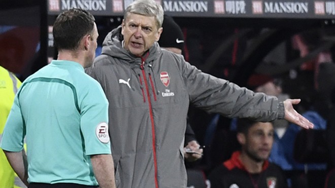 HLV Wenger không hài lòng với trọng tài điều khiển trận đấu giữa Arsenal và Bournemouth. Ảnh: Reuters.